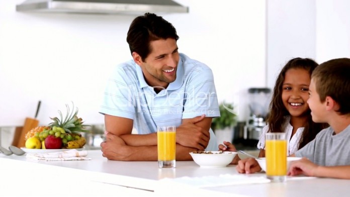 Baby-colazione-merednda-bambino-genitore-e1409127492937-696x392